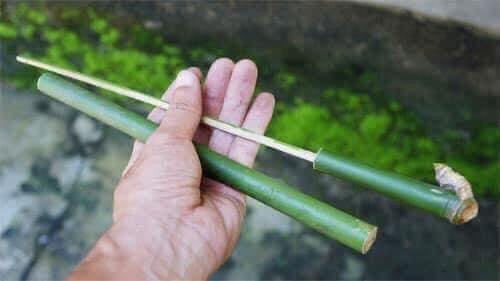 Vũ khí của trẻ con đời đầu...(Ảnh: Tổng hợp Facebook)