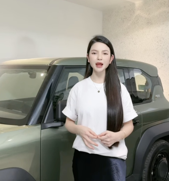 Quang Hải bày tỏ: "Gửi lời chúc bình an đến tất cả mọi người. Là một người con dân Việt Nam, nhìn những tỉnh thành khác đang gồng mình chống bão lũ, vợ chồng Hải thật sự cảm thấy xót xa. Gia đình Hải xin được góp chút tấm lòng nhỏ bé của mình tới người dân vùng bão lũ". Không chỉ vậy, vợ chồng Quang Hải còn còn tiếp tục rao bán tài sản cá nhân với mục đích làm từ thiện mùa lũ.