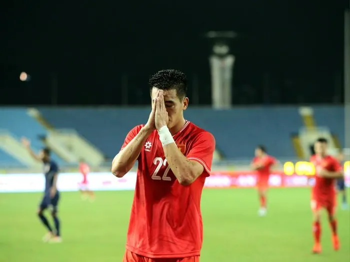 Tiền đạo Nguyễn Tiến Linh cũng tưởng nhớ đến bà con đã và đang gặp nạn bằng màn ăn mừng tinh tế. Sau khi chắp tay cầu nguyện, Tiến Linh đã kêu gọi đồng đội ra cùng tri ân với mình. (Ảnh: Tổng hợp Internet)