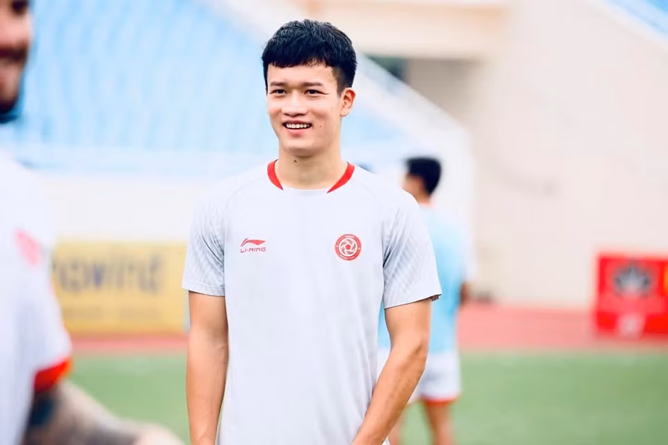 Cầu thủ Hoàng Đức ủng hộ 50 triệu đến đồng bào vùng lũ.