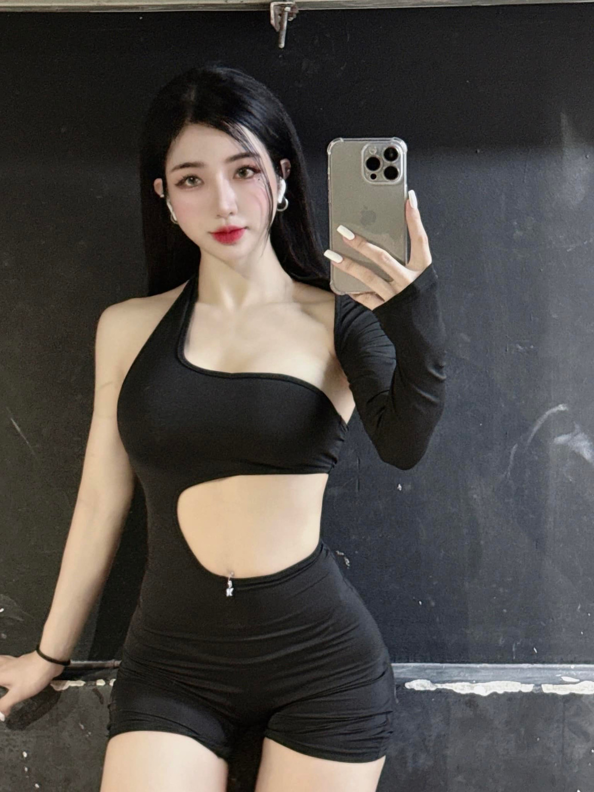 Thế nhưng thân hình thì "không phải dạng vừa" với đường cong nóng bỏng.