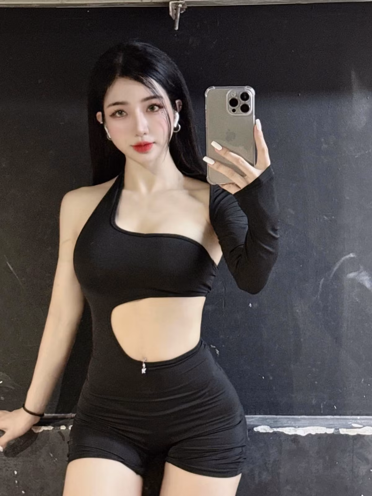 Thế nhưng thân hình thì "không phải dạng vừa" với đường cong nóng bỏng.