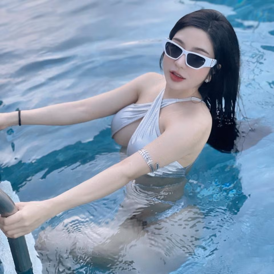 Cô nàng được nhiều người nhận xét sở hữu gương mặt học sinh nhưng thân hình phụ huynh. Su Ah có gương mặt nhỏ nhắn, đường nét xinh xắn như búp bê.