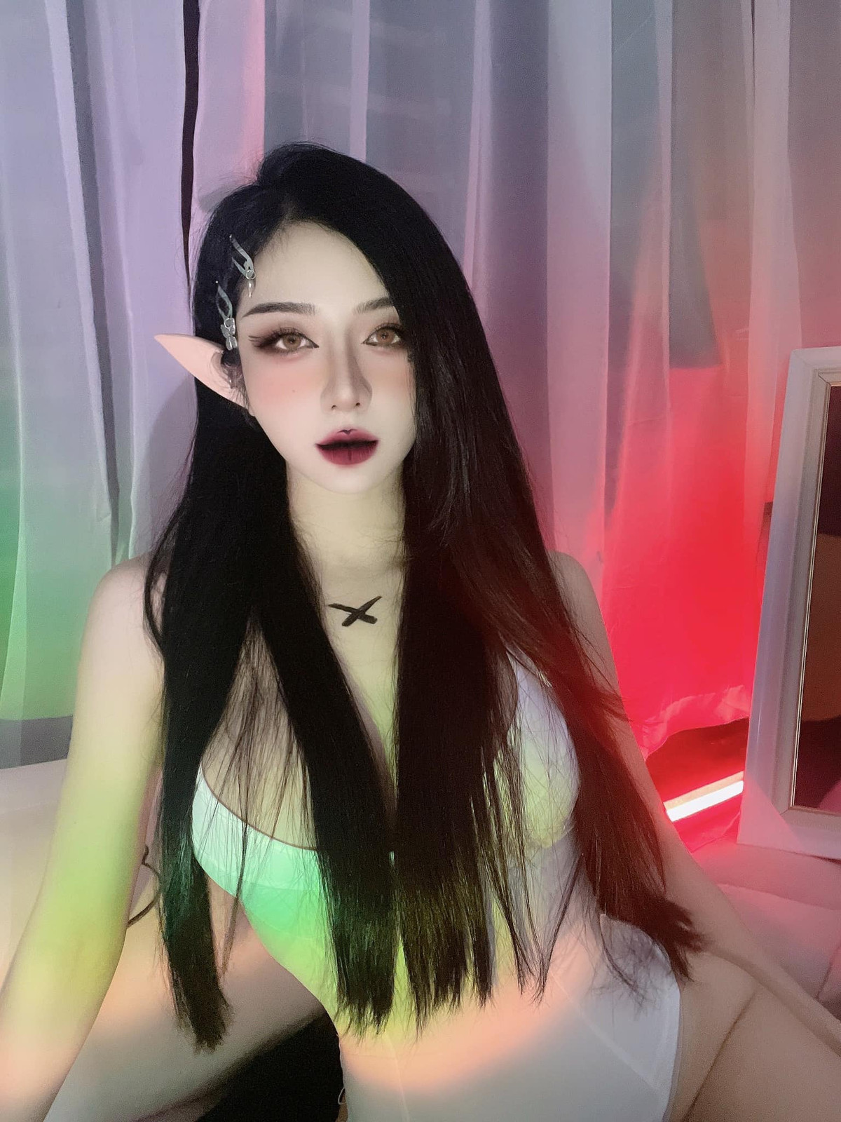 Su Ah thường lựa chọn những trang phục có cắt xẻ táo bạo, khoe trọn đường cong cơ thể.