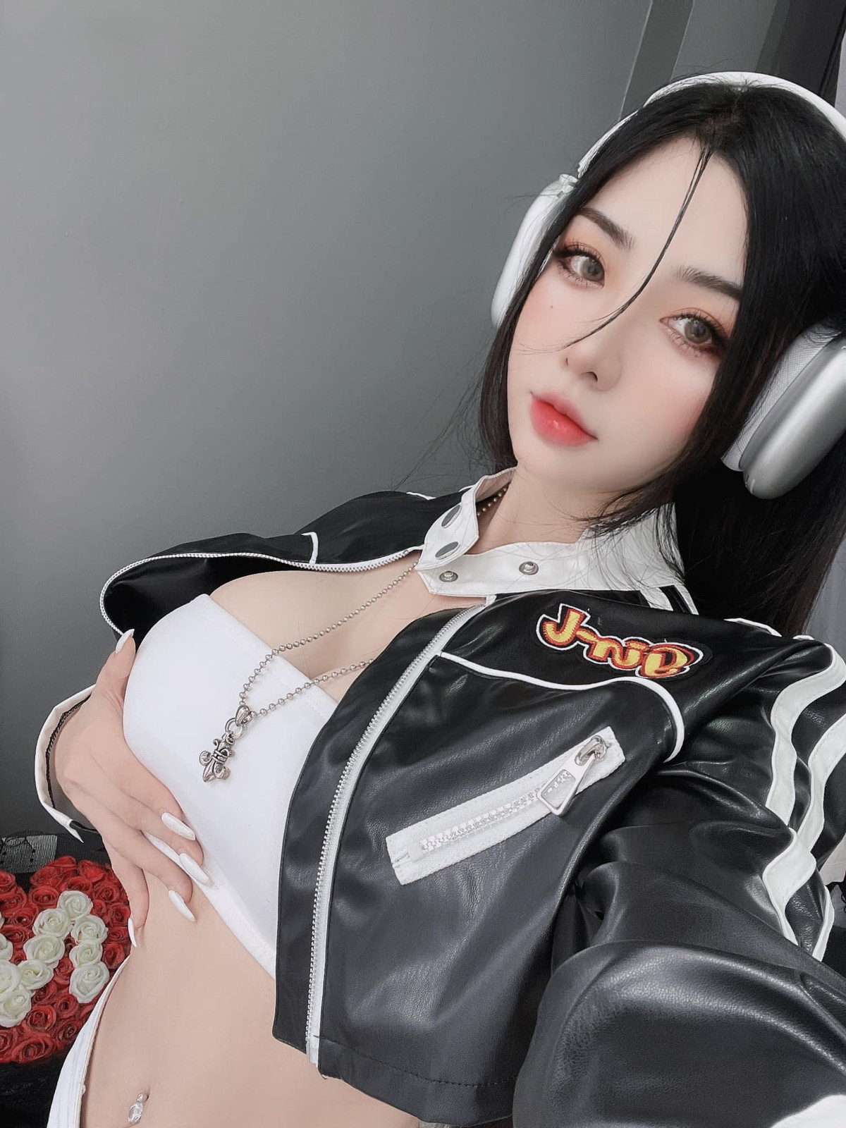 Với cân nặng 53kg cùng body cân đối, Su Ah thường xuyên đốt mắt người nhìn bởi những khoảnh khắc nóng bỏng.