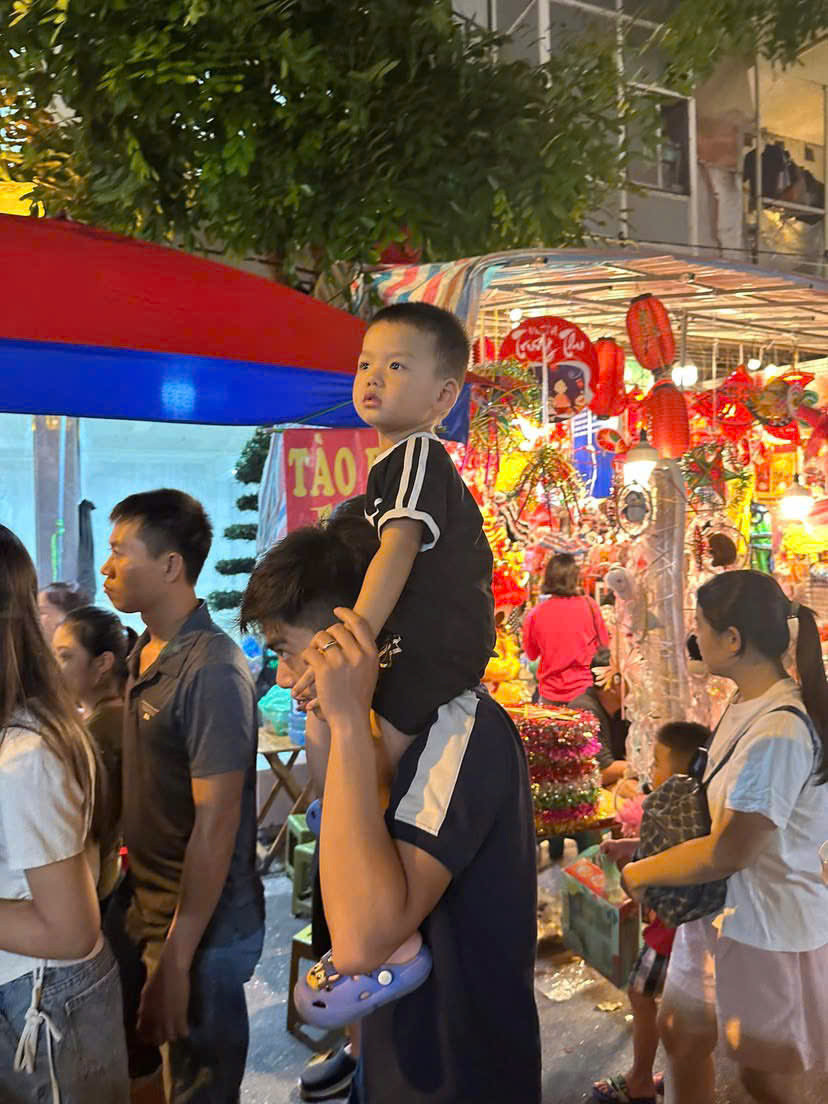 Các em nhỏ được bố cõng, hoặc cho ngồi lên cổ để có thể ngắm nghía xung quanh rõ hơn.