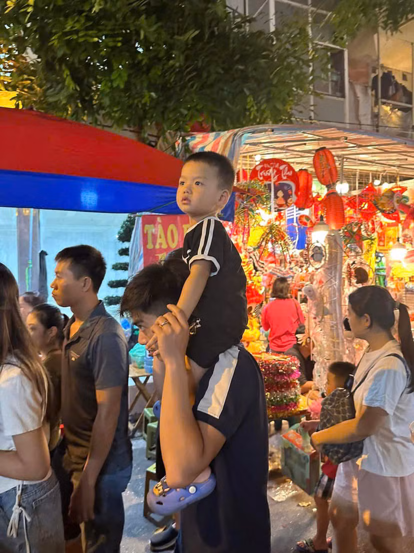 Các em nhỏ được bố cõng, hoặc cho ngồi lên cổ để có thể ngắm nghía xung quanh rõ hơn.