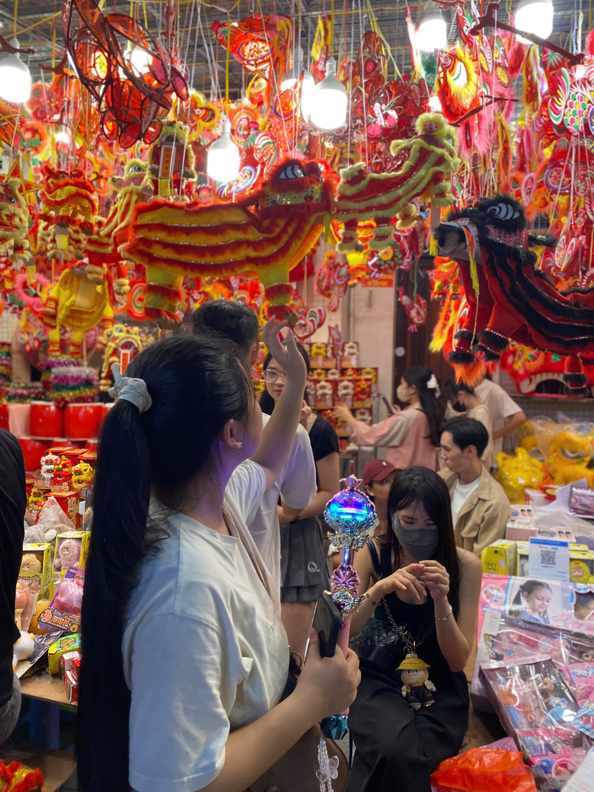 Nếu như vài năm trước, có nhiều lo ngại về việc các đồ chơi ngoại nhập, hiện đại lấn át các món đồ chơi trung thu truyền thống thì khoảng 2 năm trở lại đây, những món đồ chơi Trung thu truyền thống, thủ công lại bày bán nhiều và có phần được ưa chuộng trở lại.