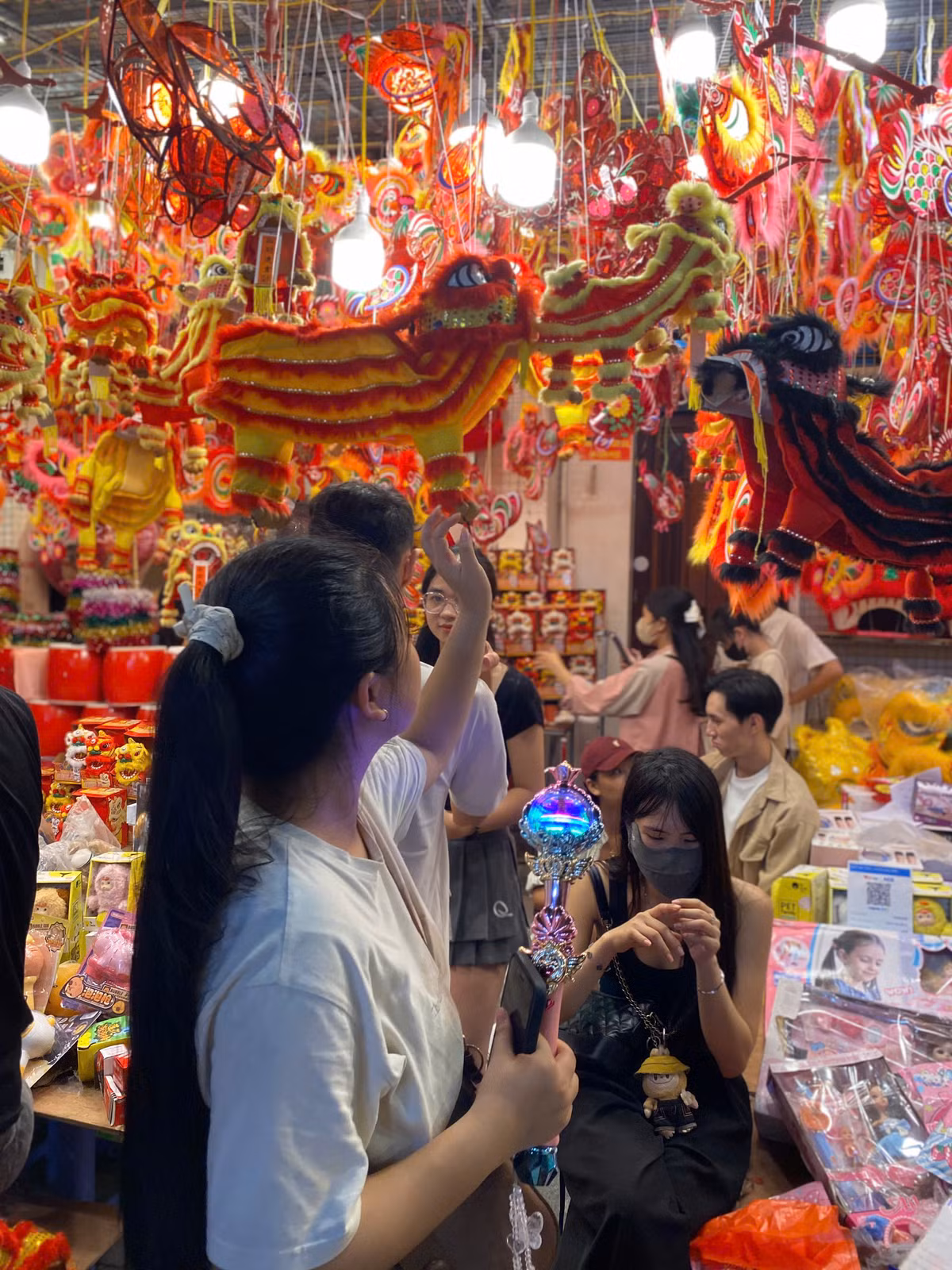 Nếu như vài năm trước, có nhiều lo ngại về việc các đồ chơi ngoại nhập, hiện đại lấn át các món đồ chơi trung thu truyền thống thì khoảng 2 năm trở lại đây, những món đồ chơi Trung thu truyền thống, thủ công lại bày bán nhiều và có phần được ưa chuộng trở lại.