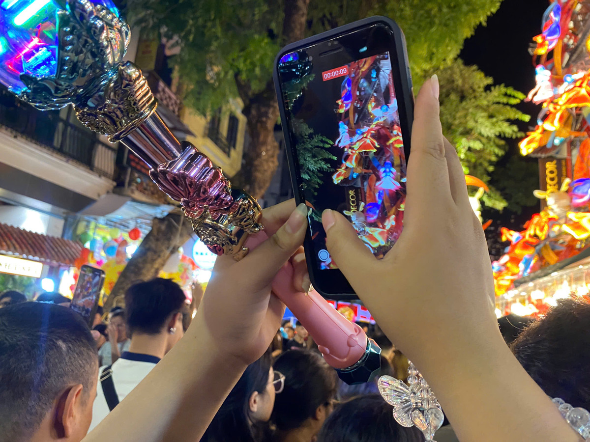 Dòng người tập trung đông nhất ở đầu Hàng Mã giao với phố Hàng Lược, thậm chí có lúc còn đứng yên, không thể di chuyển.