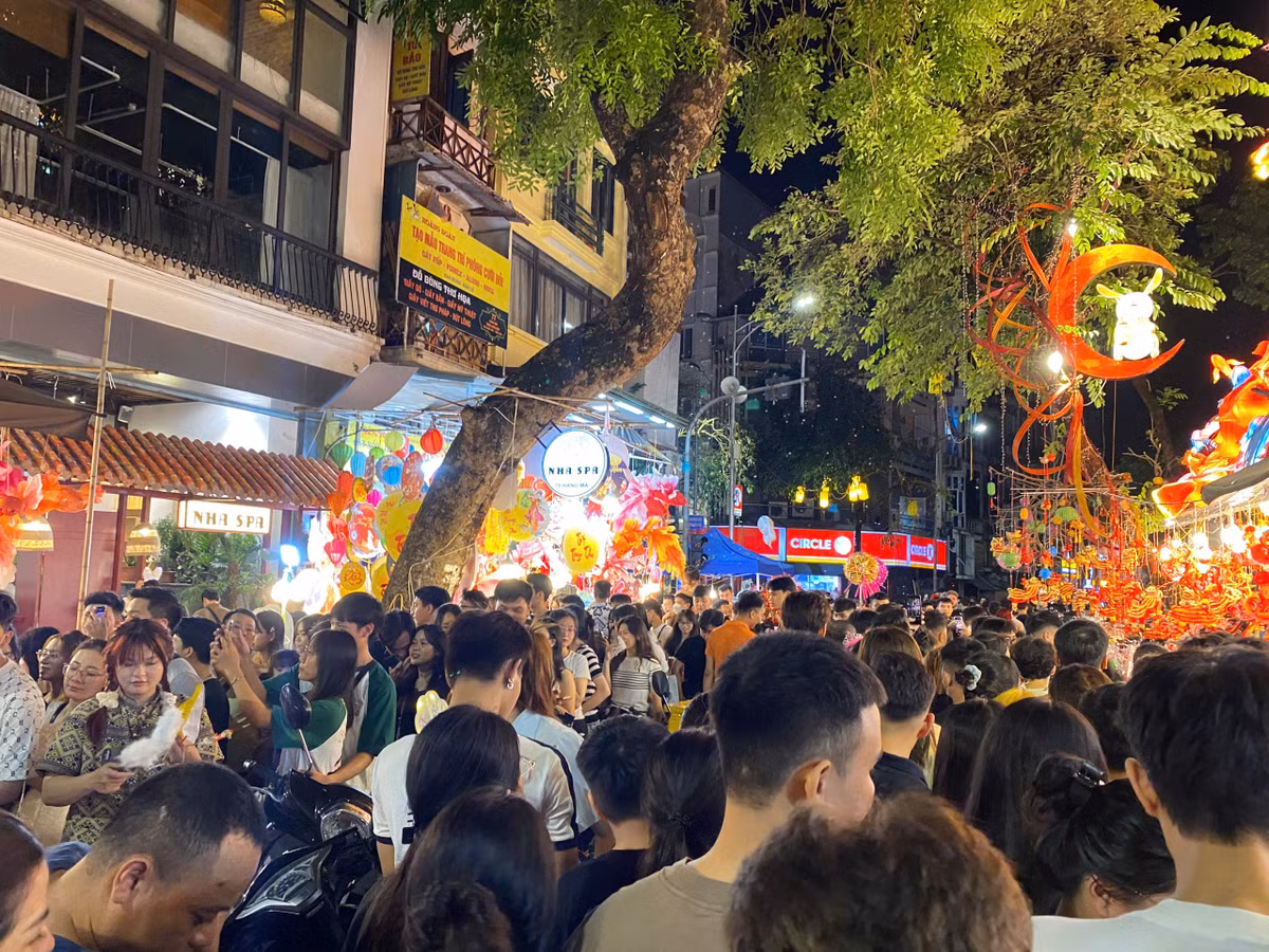 Do Tết Trung thu năm nay rơi vào ngày thường (thứ Ba, ngày 17/9 dương lịch) nên ngay từ cuối tuần trước, hàng nghìn người dân đã đổ về phố Hàng Mã (quận Hoàn Kiếm) để vui chơi và tận hưởng bầu không khí của lễ hội đêm trăng rằm.