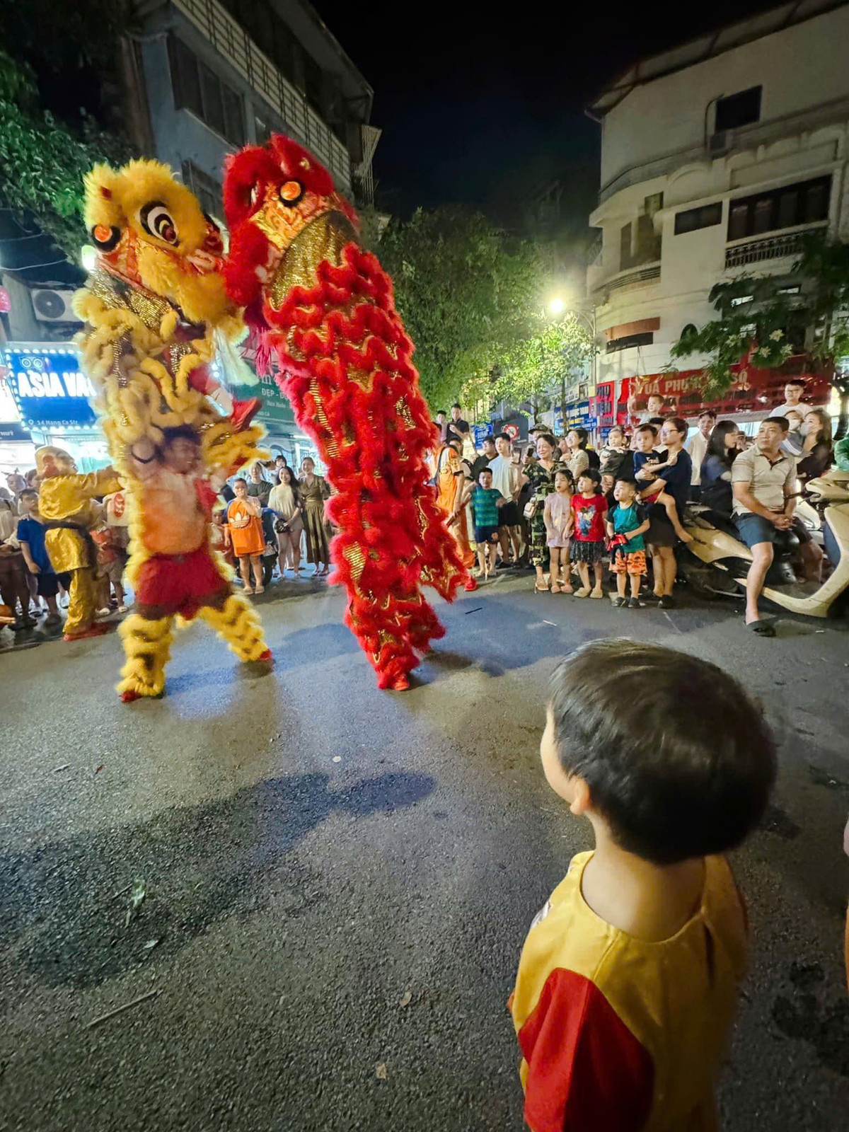 Ngoài việc được tham quan các mặt hàng được bày bán ở Hàng Mã, các em nhỏ cũng vô cùng thích thú với màn múa lân nhộn nhịp ở ngã tư Hàng Chiếu, Đồng Xuân.