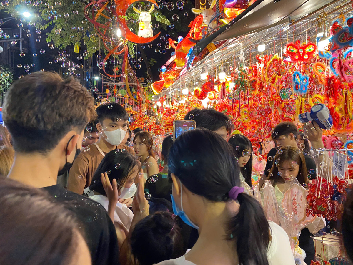 Ghi nhận vào tối 16/9 (tức 14/8 âm lịch), nhiều người từ khắp nơi đã đổ về, chen chúc trên con phố dài 300m.