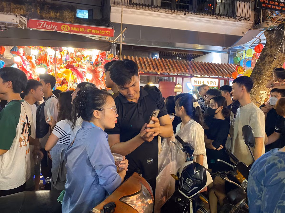 Nhiều cặp đôi tranh thủ chụp hình cho nhau.