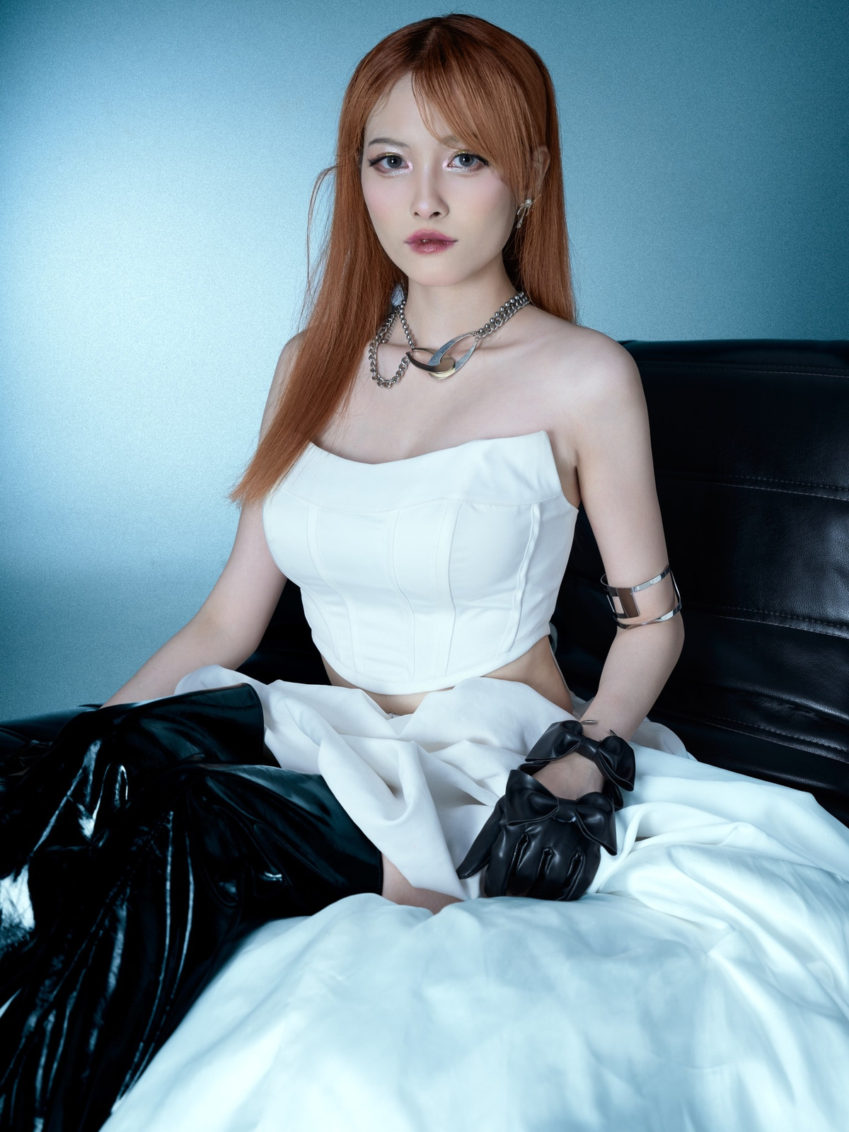 Thần thái từ ánh mắt, biểu cảm gương mặt của Tạ Vy hút hồn người đối diện.