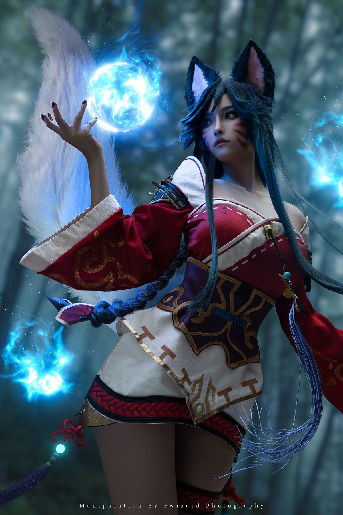 Về mặt cốt truyện, Ahri được sinh ra với kết nối ma thuật cõi linh giới, cô thuộc chủng loài vastaya cáo với khả năng thao túng cảm xúc của con mồi và hấp thụ tinh hoa từ chúng. Cũng nhờ đó mà cô nàng mang một vẻ ngoài quyến rũ chết người khiến nhiều người hâm mộ đổ gục.