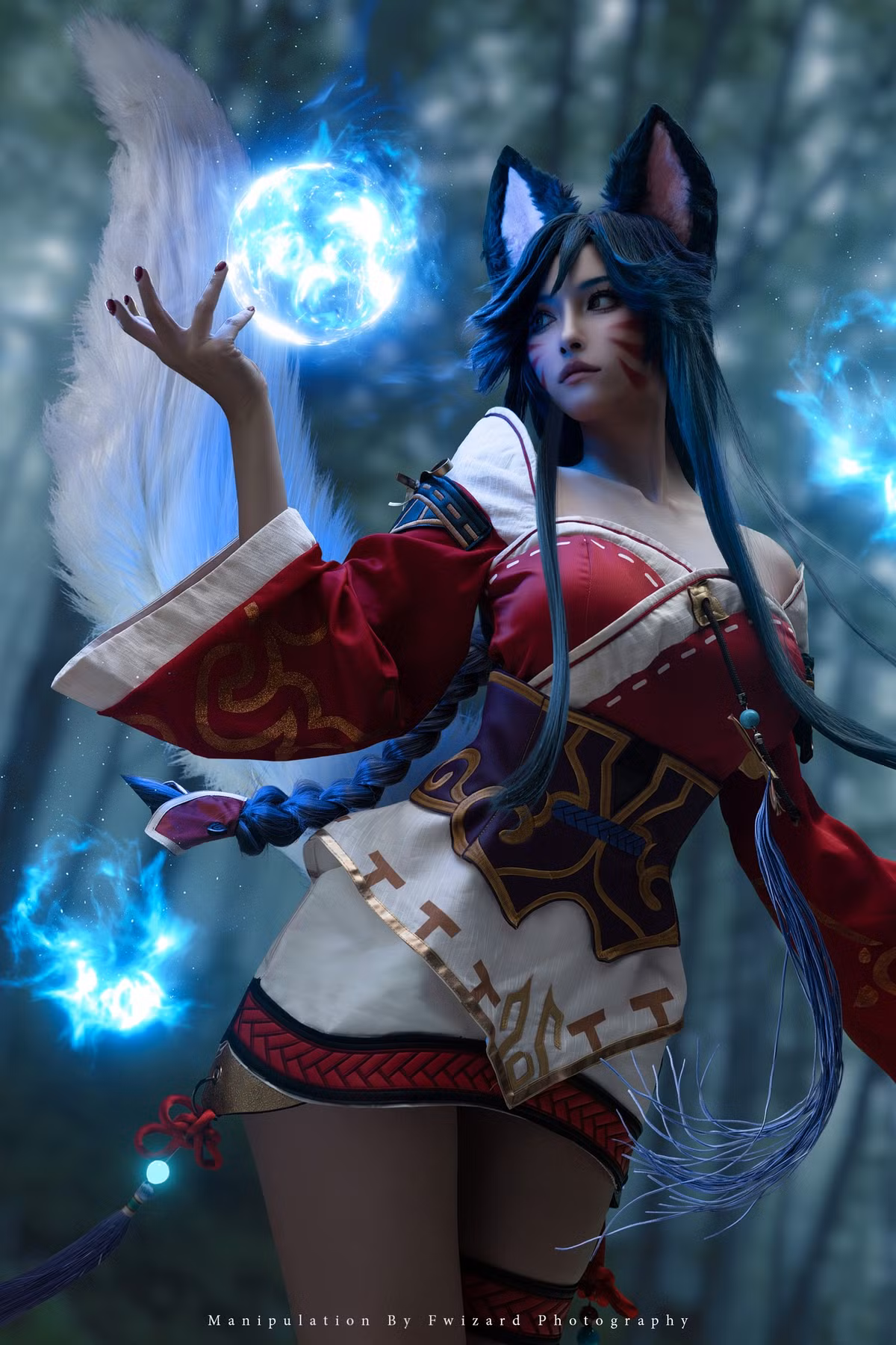 Về mặt cốt truyện, Ahri được sinh ra với kết nối ma thuật cõi linh giới, cô thuộc chủng loài vastaya cáo với khả năng thao túng cảm xúc của con mồi và hấp thụ tinh hoa từ chúng. Cũng nhờ đó mà cô nàng mang một vẻ ngoài quyến rũ chết người khiến nhiều người hâm mộ đổ gục.