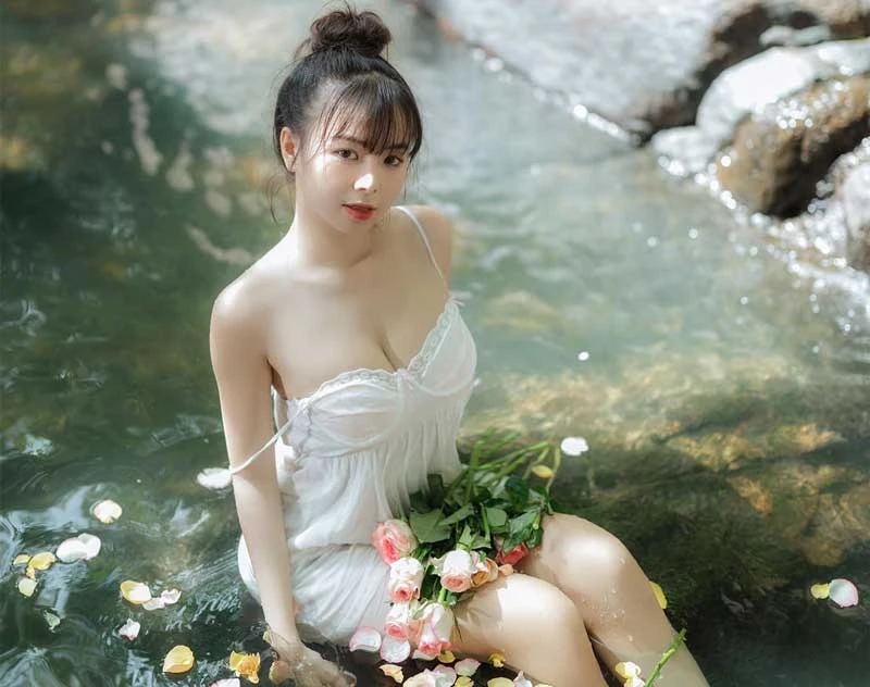 Cô nàng không ngại thực hiện những bộ ảnh với chủ đề sexy, quyến rũ.