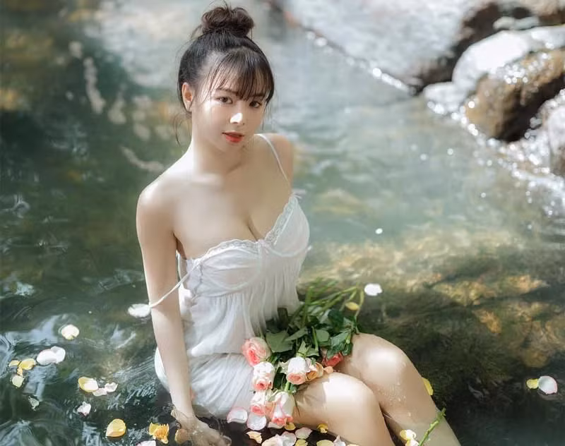 Cô nàng không ngại thực hiện những bộ ảnh với chủ đề sexy, quyến rũ.