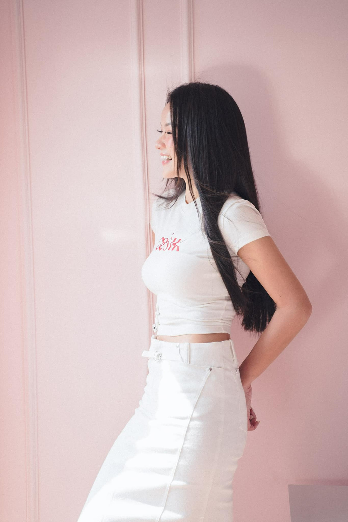 Trong loạt ảnh, Thủy Top thả tóc thẳng tự nhiên, diện set trắng giản đơn nhưng vẫn khoe trọn vóc dáng nuột nà.