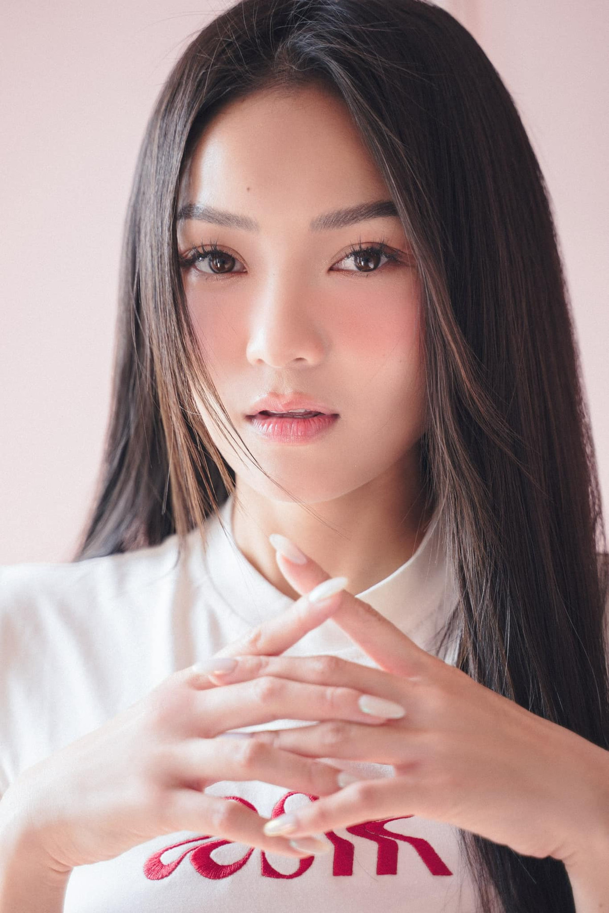 Hơn chục năm trôi qua, Thủy Top vẫn giữ vững phong độ về nhan sắc. Bộ ảnh được đăng tải gần đây của cựu hot girl khiến nhiều người vô cùng ngạc nhiên vì vẻ đẹp trẻ trung, trong trẻo.