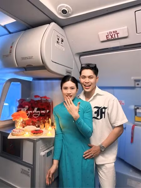 Nhân vật chính trong video là Phan Dương Hoàn Phúc (SN 2000, Quảng Nam) - người mẫu ảnh tự do, bạn gái là Nguyễn Thị Minh Ánh (SN 2000, Quảng Nam) làm việc trong lĩnh vực hàng không.