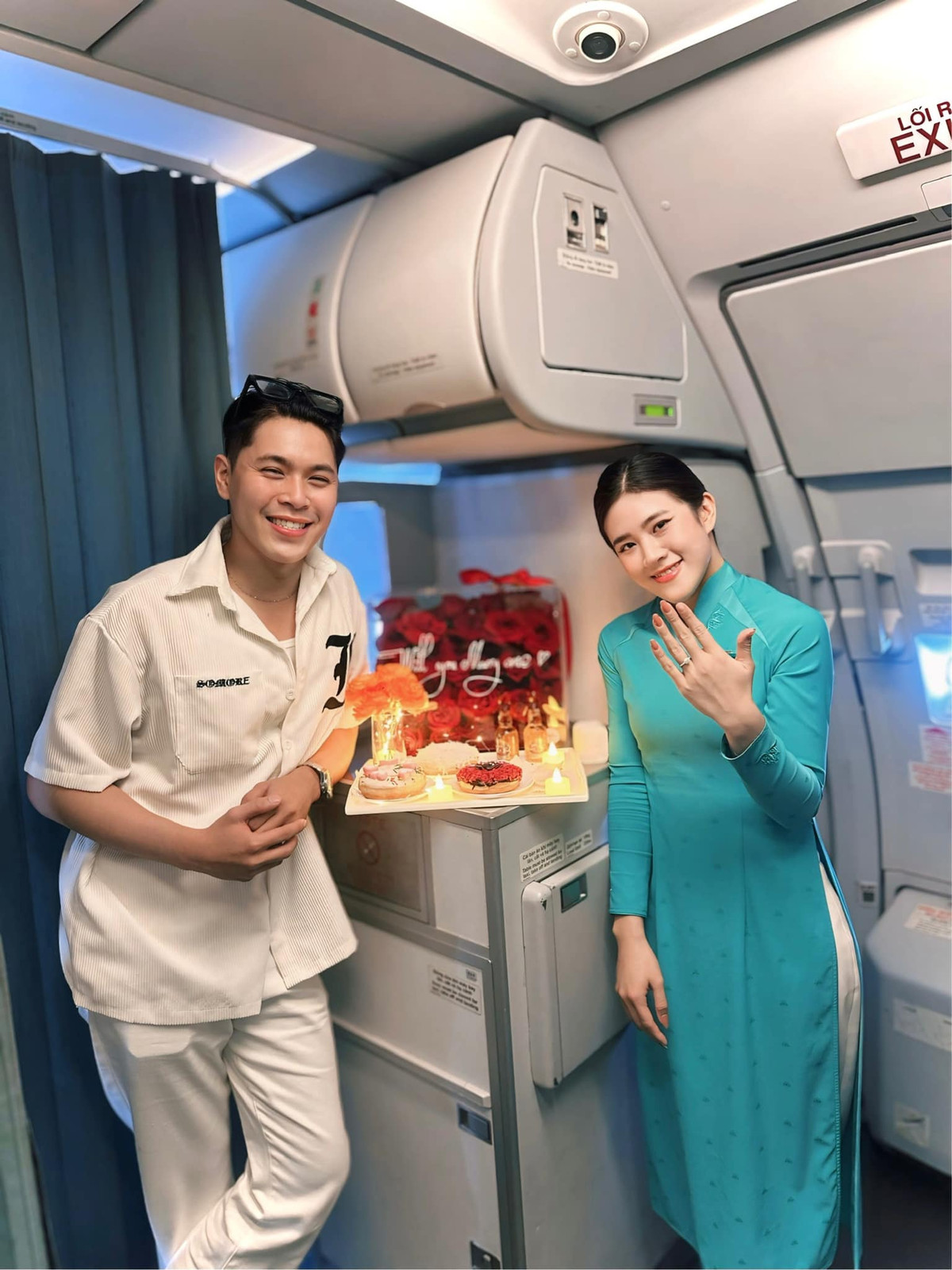 Anh chàng lựa chọn cầu hôn bạn gái trên máy bay bởi đây là nơi làm việc của cô, là nơi mà cô dành tâm huyết để thỏa mãn được ước mơ và đam mê.