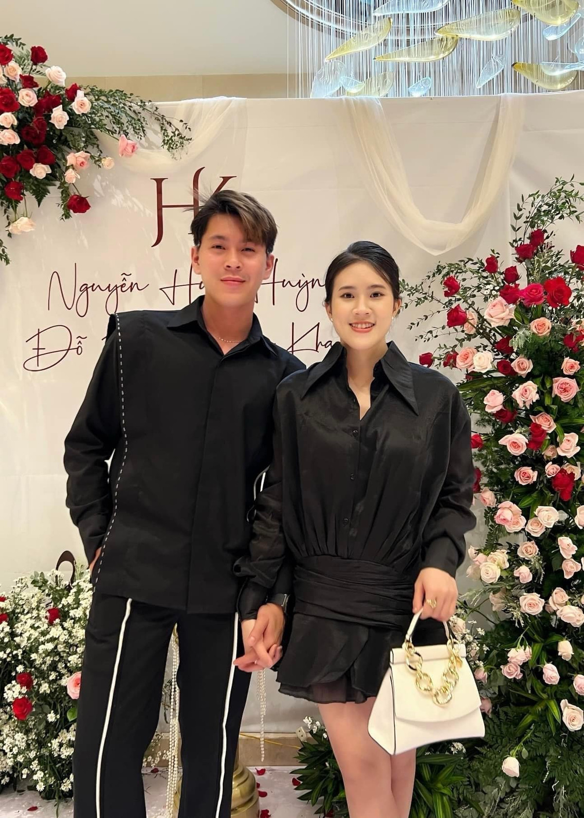 Chuyện tình của cả 2 khiến netizen vô cùng xúc động: "Tình yêu cổ tích là có thật nha, ở bên nhau từ lúc chưa có gì đến khi thành công", "ngưỡng mộ quá, ước gì cũng có tình yêu như vậy".