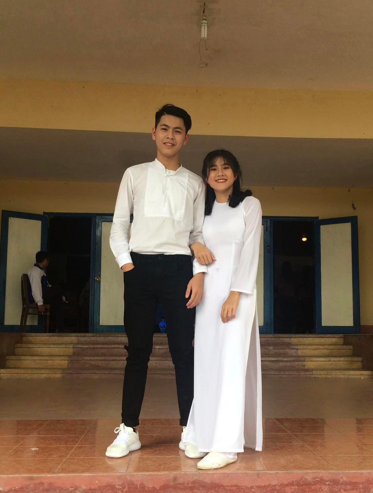 Hình ảnh của cặp đôi ngày xưa được Hoàn Phúc đăng tải lên trang cá nhân kèm dòng trạng thái: "Hà Nội có Tùng Sơn - Trang Lou. Quảng Nam có Phúc Dương - Yongg Min".