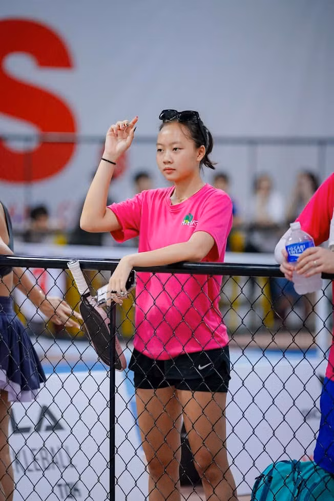 Phương Anh gây ấn tượng với những cú lên vợt đầy mạnh mẽ và chính xác.