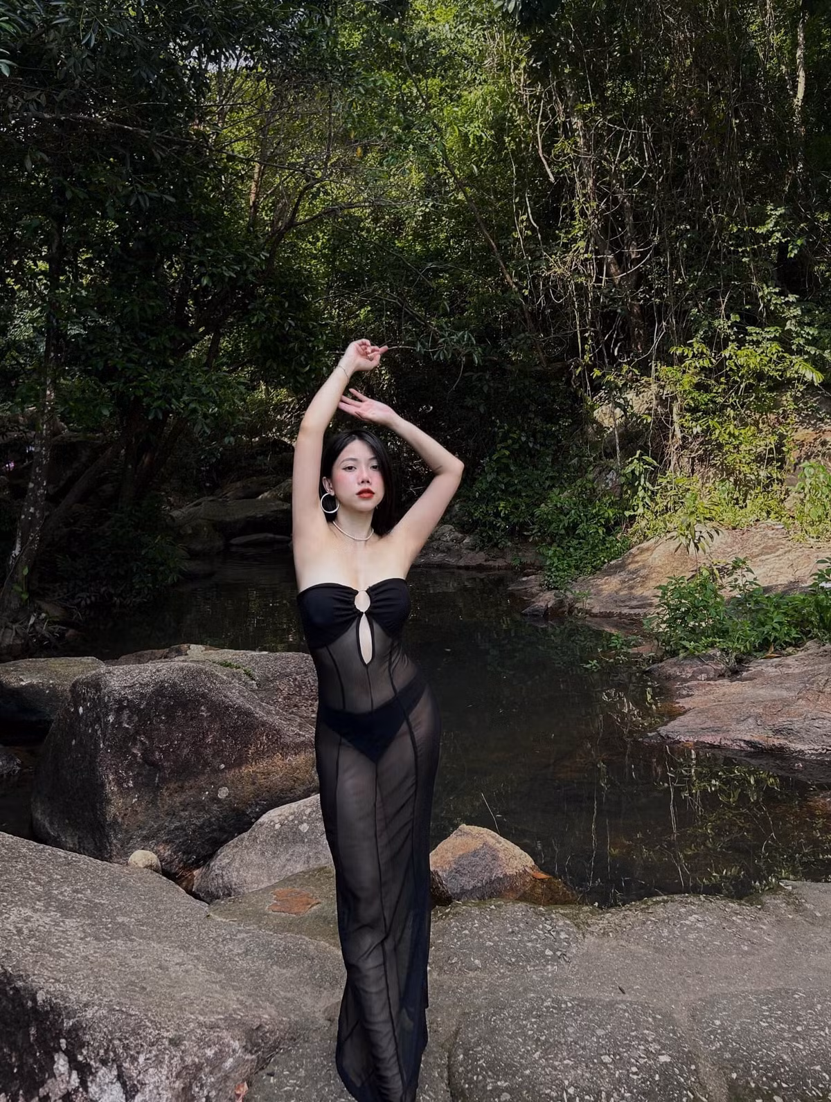 Cô thường xuyên đăng tải những clip gợi ý mặc đẹp dành cho những cô nàng sở hữu chiều cao khiêm tốn trên các nền tảng Instagram, Tiktok, được nhiều chị em yêu thích.