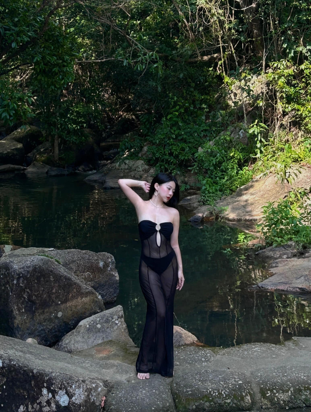 Trong loạt ảnh khoe dáng bên suối, cô nàng trông chẳng thua kém gì người mẫu chuyên nghiệp về thần thái, cách tạo dáng.
