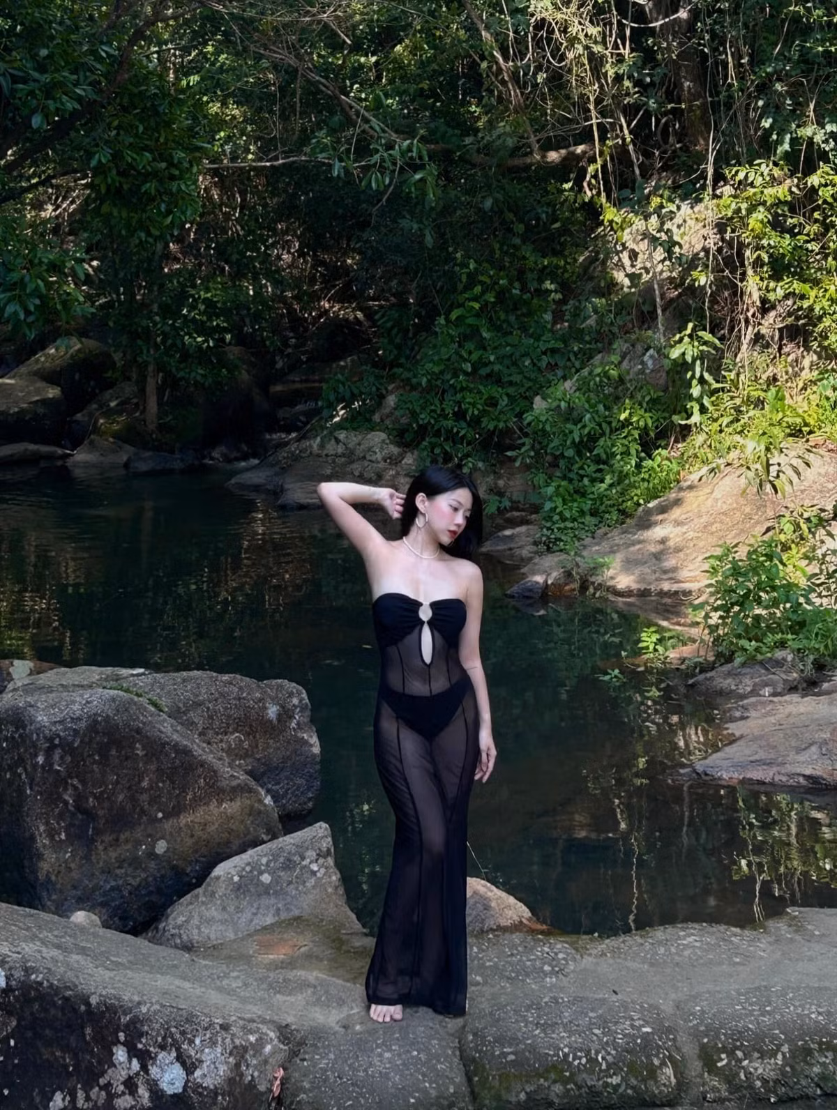 Trong loạt ảnh khoe dáng bên suối, cô nàng trông chẳng thua kém gì người mẫu chuyên nghiệp về thần thái, cách tạo dáng.