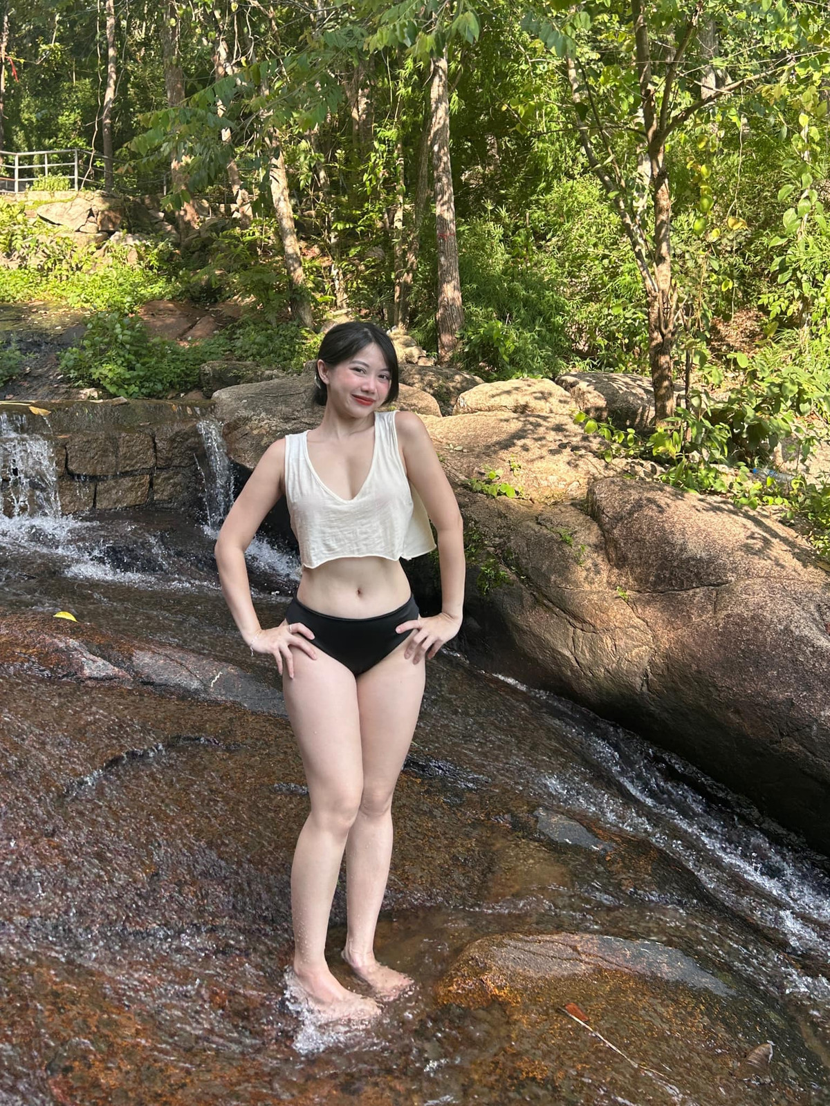 Netizen đã nhanh chóng tìm ra danh tính nàng "hot girl tắm suối" này. Đó là Nguyễn Hạ Hồng Duyên, cô nàng sinh năm 1996, hiện tại đang sinh sống ở TP. Hồ Chí Minh.