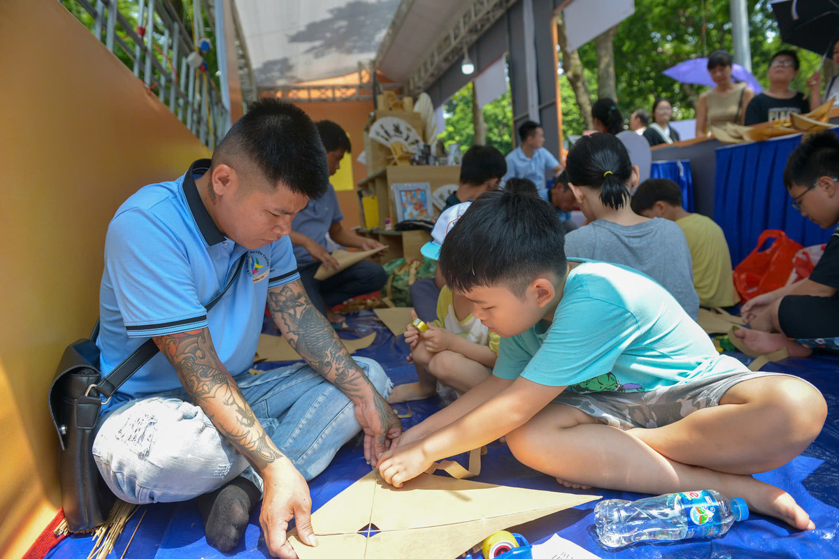 Không chỉ được tìm hiểu, người dân và du khách còn được trực tiếp tham gia quy trình tạo ra những sản phẩm thủ công truyền thống.