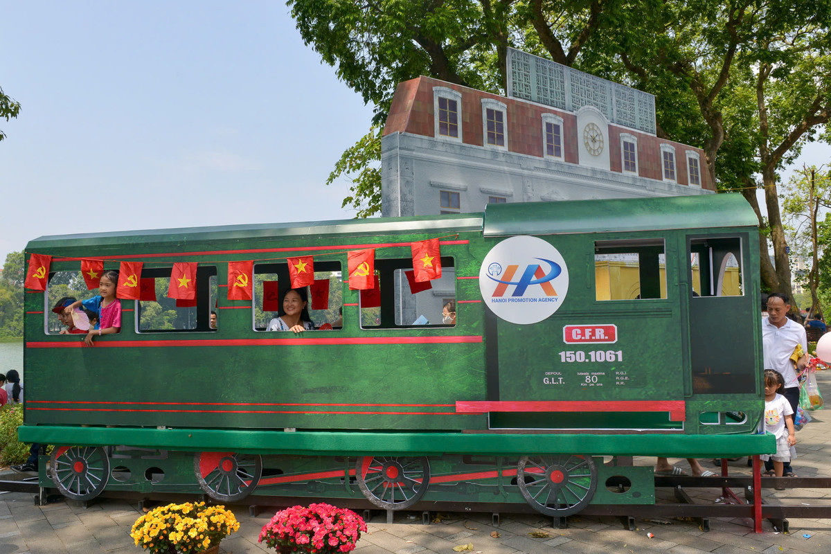 Festival Thu Hà Nội 2024 còn có nhiều không gian văn hóa, sáng tạo, giới thiệu các địa điểm du lịch nổi tiếng của Hà Nội như mô hình “Ga Hàng Cỏ - Chuyến tàu lịch sử”, “Ô Quan Chưởng”; Cầu Long Biên, phố cổ Hà Nội...