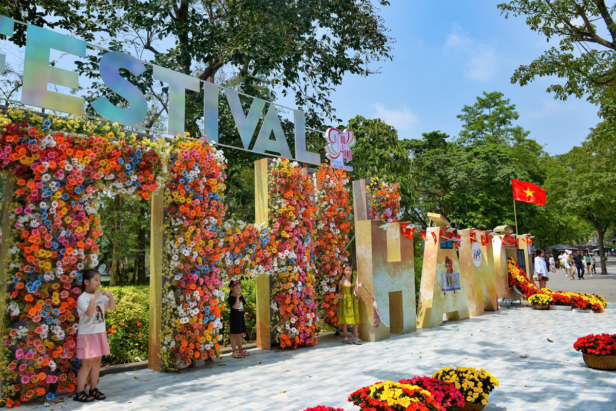 Festival Thu Hà Nội lần thứ 2 năm 2024 với chủ đề “Thu Hà Nội – Mùa Thu lịch sử” đã được khai mạc tại không gian đi bộ Hồ Hoàn Kiếm, thủ đô Hà Nội. Đây là một trong những sự kiện quảng bá, xúc tiến du lịch lớn của thành phố, đồng thời là chương trình hưởng ứng hoạt động kỷ niệm 70 năm Ngày Giải phóng Thủ đô (10.10.1954 - 10.10.2024).