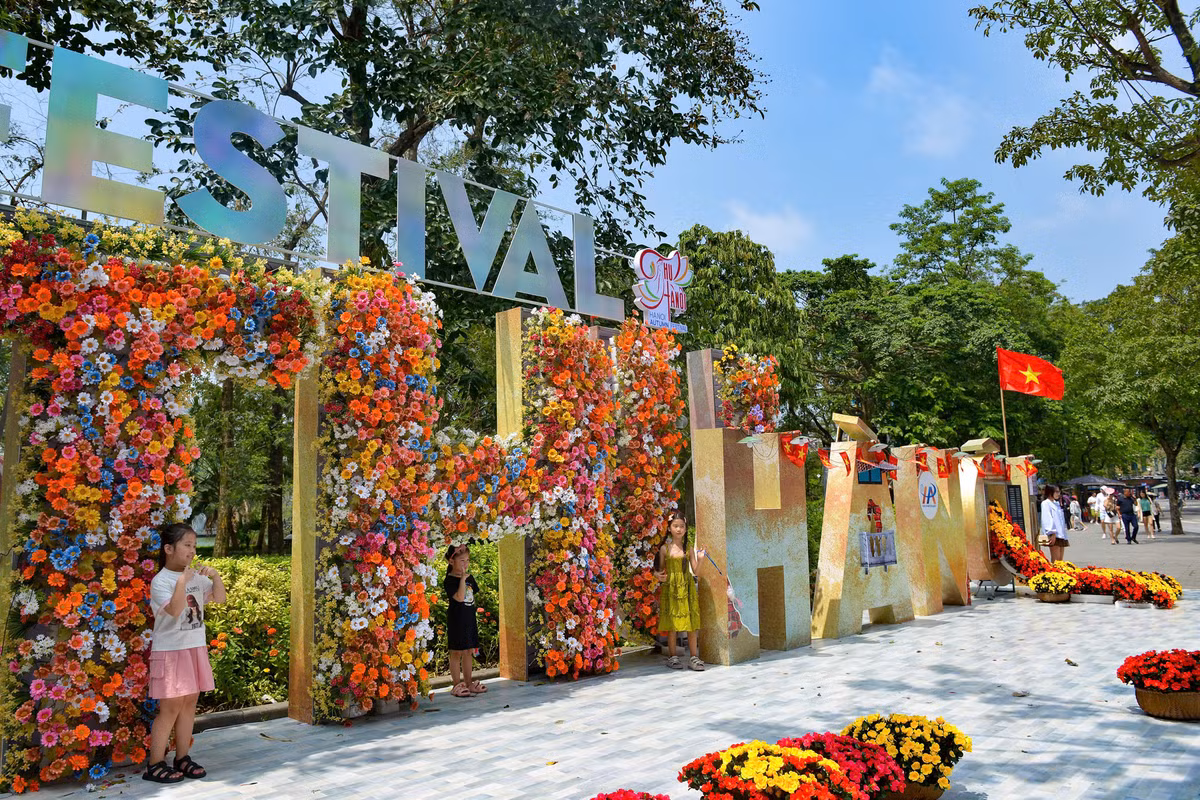 Festival Thu Hà Nội lần thứ 2 năm 2024 với chủ đề “Thu Hà Nội – Mùa Thu lịch sử” đã được khai mạc tại không gian đi bộ Hồ Hoàn Kiếm, thủ đô Hà Nội. Đây là một trong những sự kiện quảng bá, xúc tiến du lịch lớn của thành phố, đồng thời là chương trình hưởng ứng hoạt động kỷ niệm 70 năm Ngày Giải phóng Thủ đô (10.10.1954 - 10.10.2024).