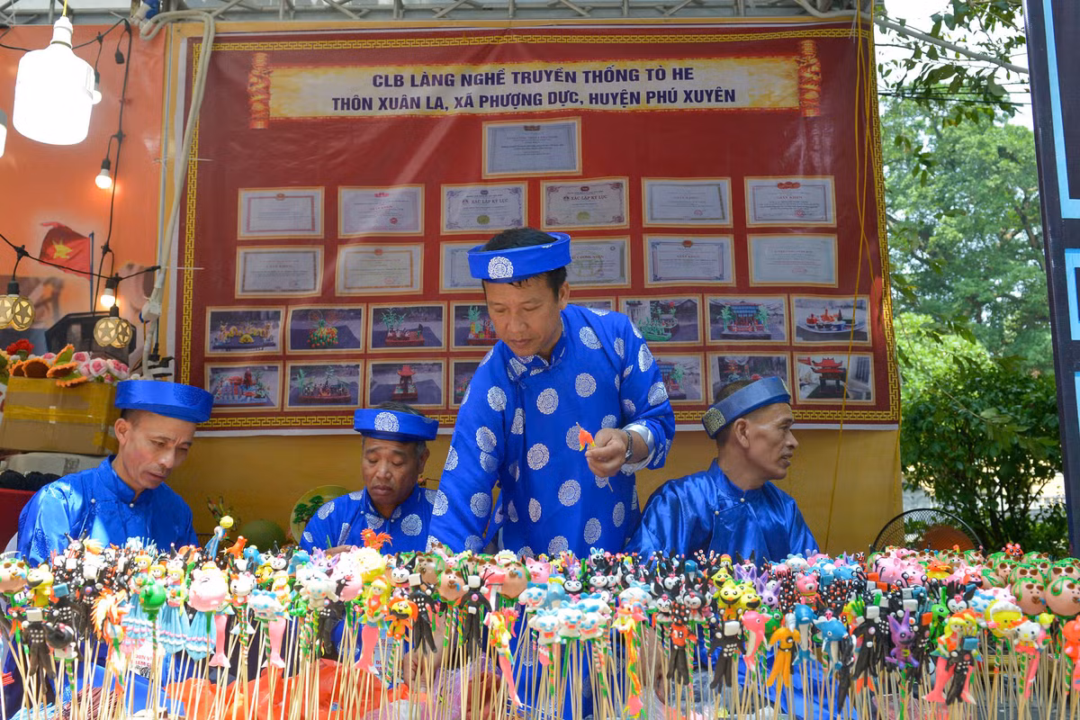 Sự kiện năm nay có sự tham gia khoảng 150 gian hàng giới thiệu sản phẩm du lịch của các đơn vị lữ hành, sản phẩm quà tặng đến từ các làng nghề truyền thống của Hà Nội.