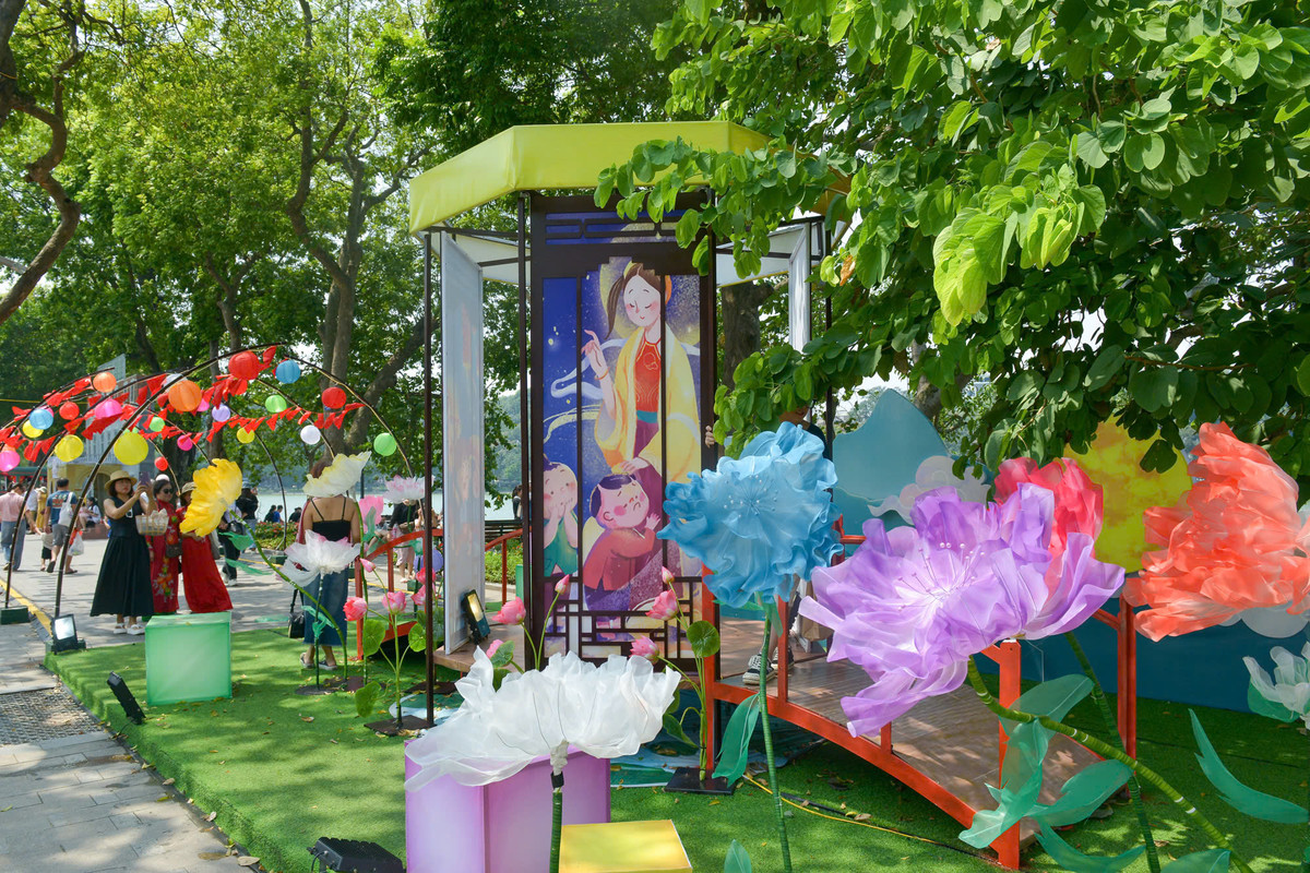 Không gian phố đi bộ được trang trí với nhiều mô hình rực rỡ nhiều màu sắc.