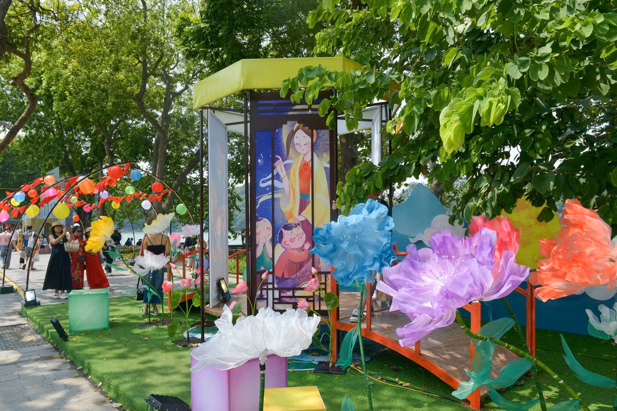 Không gian phố đi bộ được trang trí với nhiều mô hình rực rỡ nhiều màu sắc.