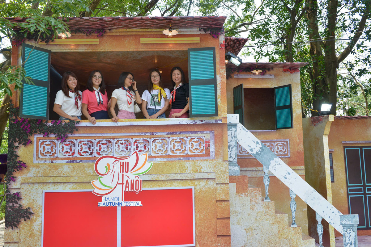 Không gian giới thiệu ẩm thực Hà Nội diễn ra tại khu vực quanh Tượng đài Lý Thái Tổ, Cung Thiếu Nhi - phố Lý Thái Tổ cũng là nơi hút du khách với những món ăn truyền thống như: Cốm làng Vòng, bánh cốm Hàng Than, trà sen Tây Hồ, cà phê phố cổ... là những món ăn thường được đánh dấu trên bản đồ ẩm thực mùa thu Hà Nội của khách du lịch.