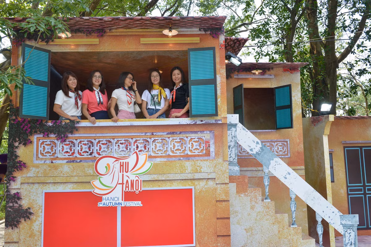 Không gian giới thiệu ẩm thực Hà Nội diễn ra tại khu vực quanh Tượng đài Lý Thái Tổ, Cung Thiếu Nhi - phố Lý Thái Tổ cũng là nơi hút du khách với những món ăn truyền thống như: Cốm làng Vòng, bánh cốm Hàng Than, trà sen Tây Hồ, cà phê phố cổ... là những món ăn thường được đánh dấu trên bản đồ ẩm thực mùa thu Hà Nội của khách du lịch.