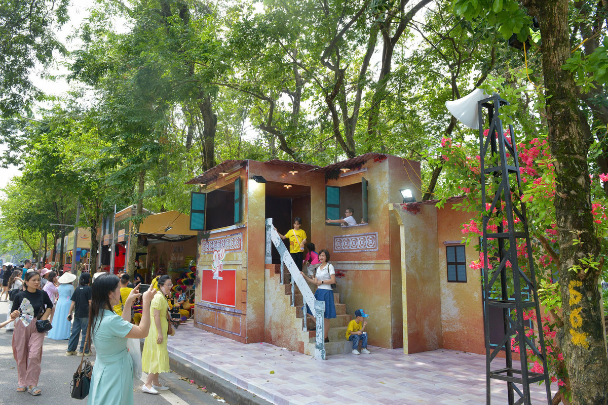 Không chỉ có người lớn mà nhiều trẻ em cũng được bố mẹ cho lên phố đi bộ, vừa tham quan trải nghiệm những gian hàng thú vị của Festival, vừa chụp hình kỉ niệm.