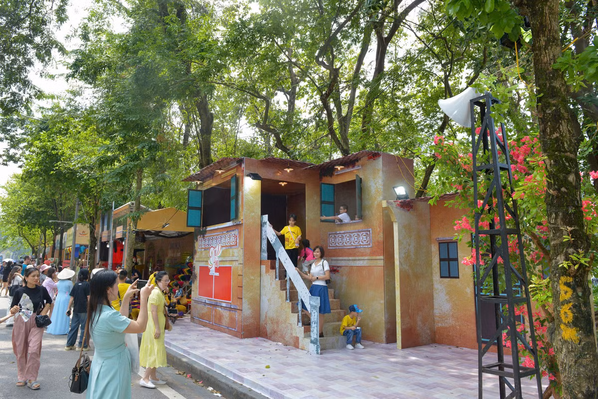 Không chỉ có người lớn mà nhiều trẻ em cũng được bố mẹ cho lên phố đi bộ, vừa tham quan trải nghiệm những gian hàng thú vị của Festival, vừa chụp hình kỉ niệm.