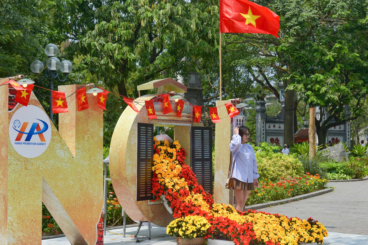 Thời tiết nắng ráo, mát mẻ, dễ chịu ngày cuối tuần tạo điều kiện thuận lợi cho nhiều hoạt động hấp dẫn diễn ra, thu hút hàng nghìn lượt du khách trong và ngoài nước.