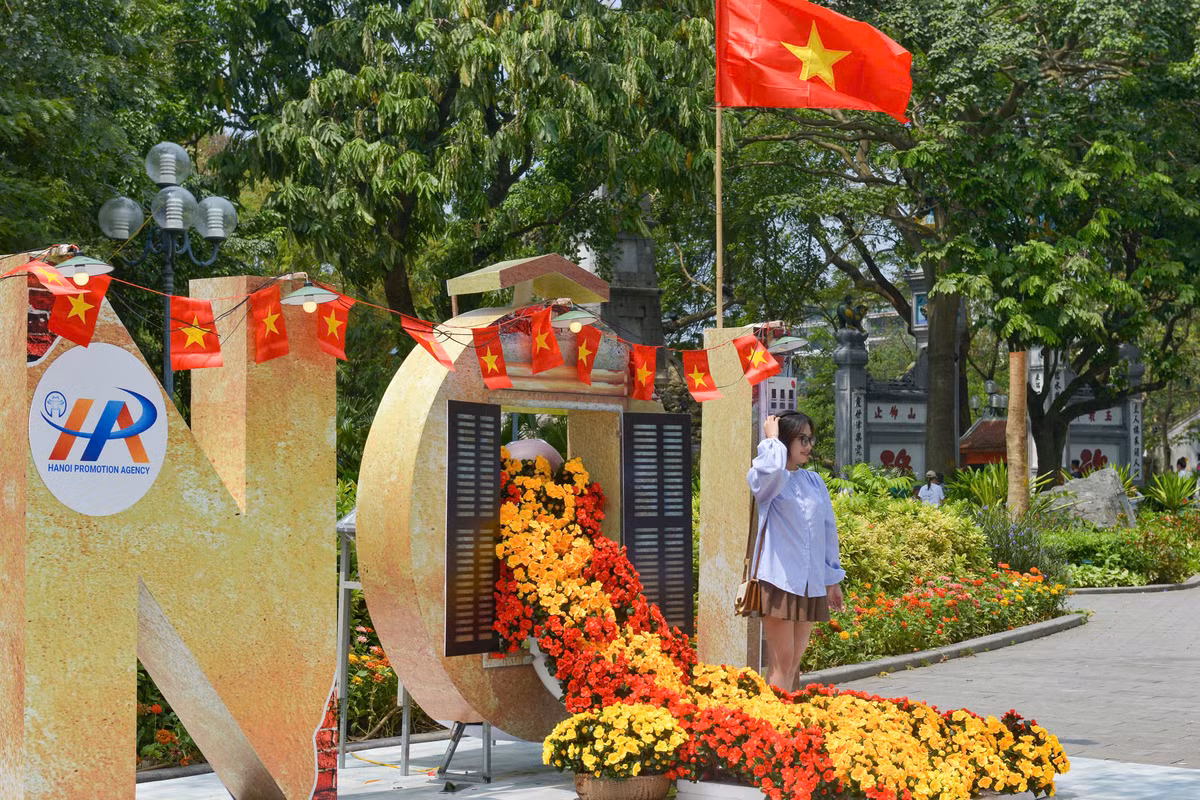 Thời tiết nắng ráo, mát mẻ, dễ chịu ngày cuối tuần tạo điều kiện thuận lợi cho nhiều hoạt động hấp dẫn diễn ra, thu hút hàng nghìn lượt du khách trong và ngoài nước.