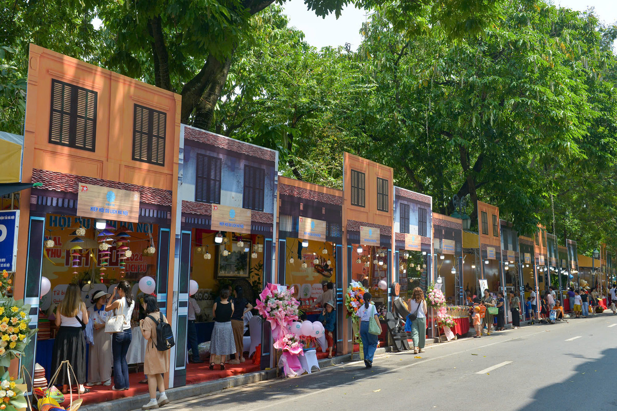 Trong lễ hội còn có hoạt động trình diễn kỹ năng tạo tác của các nghệ nhân, thợ giỏi và triển lãm giới thiệu sản phẩm làng nghề tiêu biểu Hà Nội.