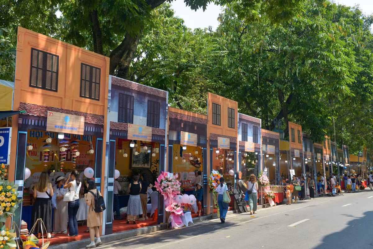 Trong lễ hội còn có hoạt động trình diễn kỹ năng tạo tác của các nghệ nhân, thợ giỏi và triển lãm giới thiệu sản phẩm làng nghề tiêu biểu Hà Nội.