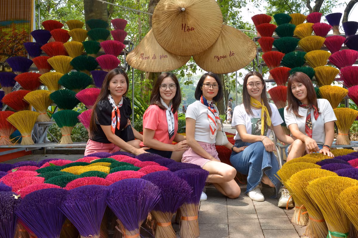 Người dân và du khách sẽ được tìm hiểu các giá trị tiêu biểu của các làng nghề: Gốm sứ Giang Cao (Bát Tràng, Gia Lâm), sơn mài Hạ Thái (huyện Thường Tín), đúc đồng Ngũ Xã (quận Ba Đình), mây tre đan Phú Vinh (huyện Chương Mỹ), điêu khắc gỗ Quốc Oai, lụa Vạn phúc (quận Hà Đông)...